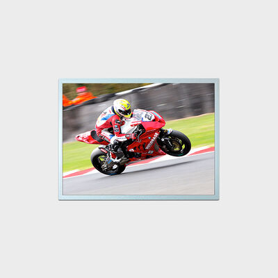 ১৫ ইঞ্চি হাই ব্রাইটনেস টিএফটি এলসিডি ডিসপ্লে ২০০০:১ কন্ট্রাস্ট রেশিও সহ